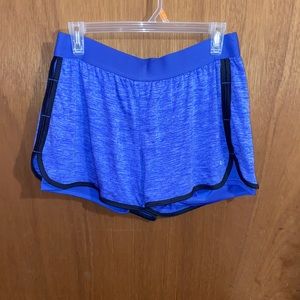Semi-fitted exercise shorts